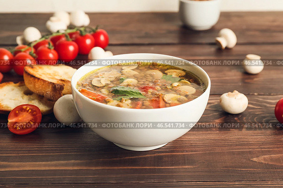 Тарелка вкусного чечевичного супа на столе. Стоковое фото, фотограф Pixel_shot / Фотобанк Лори