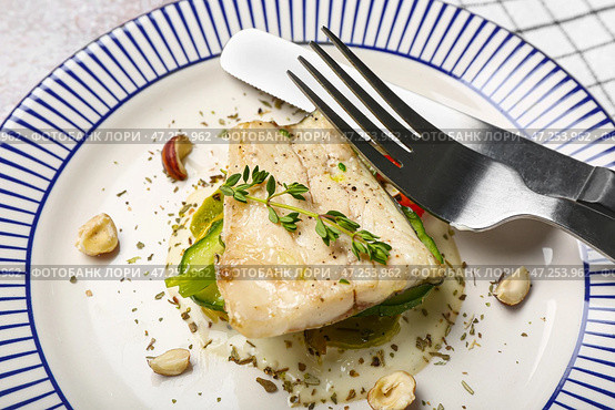 Тарелка вкусного морского окуня на столе, крупным планом. Стоковое фото, фотограф Pixel_shot / Фотобанк Лори