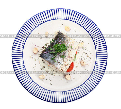 Тарелка вкусного морского окуня с овощами на белом фоне. Стоковое фото, фотограф Pixel_shot / Фотобанк Лори
