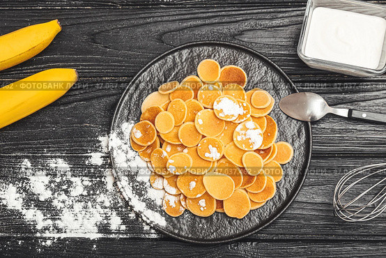 Тарелка вкусных блинов и банана на темном деревянном фоне. Стоковое фото, фотограф Pixel_shot / Фотобанк Лори