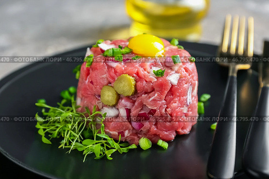 Тартар с вкусным тартаром из говядины на столе, крупным планом. Стоковое фото, фотограф Pixel_shot / Фотобанк Лори