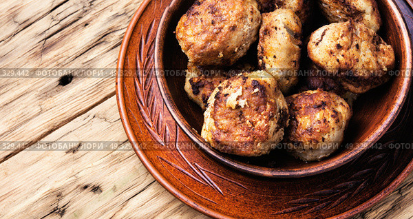 tasty homemade cutlets. homemade rissole in clay ware on a wooden background. Стоковое фото, агентство Ingram Publishing / Фотобанк Лори