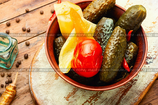 Tasty pickled cucumbers and tomatoes, homemade pickles. Salty vegetables. Salted, pickled vegetables. Стоковое фото, агентство Ingram Publishing / Фотобанк Лори