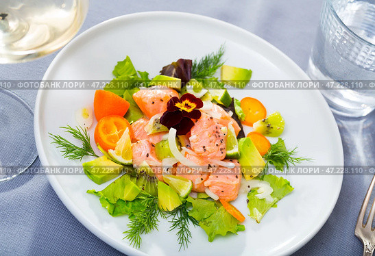 Tasty seafood ceviche from salmon with avocado, green dill and cumquat. Стоковое фото, фотограф Яков Филимонов / Фотобанк Лори