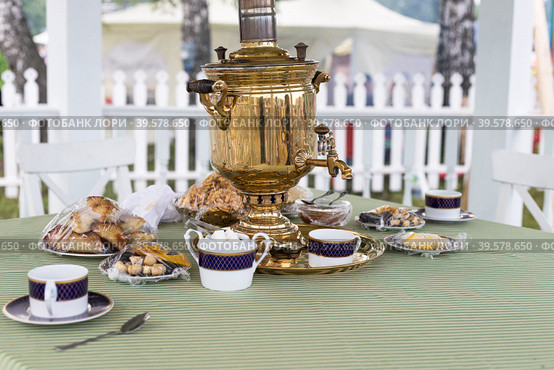 Tatar tea party with chak-chak and other traditional sweets. Hot tea from the samovar.National sweets of Tatars and Bashkirs. Стоковое фото, фотограф Регина Ерофеева / Фотобанк Лори