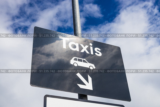 Taxi Rank Direction Sign with Arrow Against Blue Sky, Urban Transport Wayfinding. Стоковое фото, фотограф Zydrius Tartenis / Фотобанк Лори