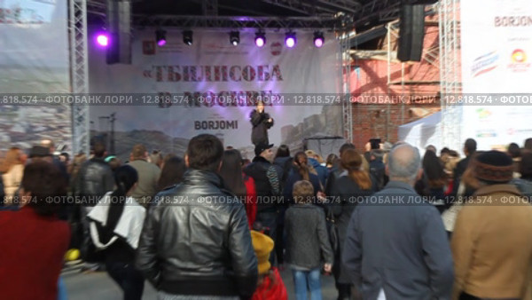 Тбилисоба в Москве. Зрители перед сценой во время концерта (2015 год). Редакционное видео, видеограф Сергей Соболев / Фотобанк Лори