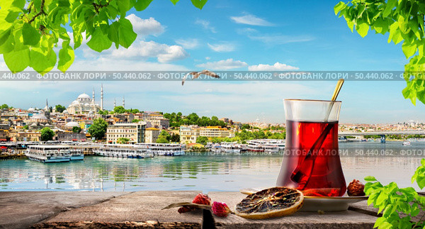 Tea and panorama of Istanbul with a view of the golden horn near the Bosphorus at sunset, Turkey. Стоковое фото, агентство Ingram Publishing / Фотобанк Лори
