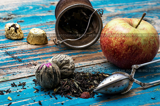 tea leaves and red apple on wooden background.The image is tinted in vintage style. Стоковое фото, агентство Ingram Publishing / Фотобанк Лори