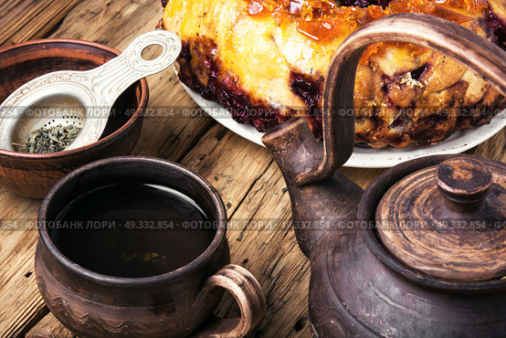 tea-party with rustic pastries. Clay tea ware with tea and homemade cake pie. Стоковое фото, агентство Ingram Publishing / Фотобанк Лори