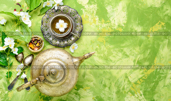 Tea with jasmine. Oriental tea set with tea from jasmine flowers.Jasmine tea. Стоковое фото, агентство Ingram Publishing / Фотобанк Лори