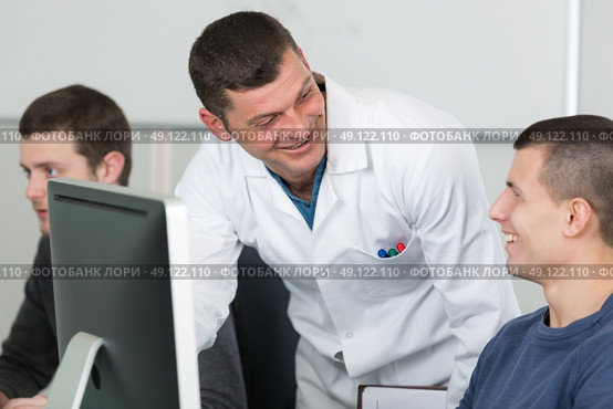 teacher and students during informatics class. Стоковое фото, агентство Ingram Publishing / Фотобанк Лори