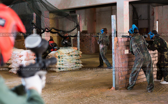 Team of players hide behind barricades on the battlefield. Стоковое фото, фотограф Яков Филимонов / Фотобанк Лори