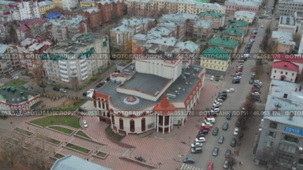 Театр кукол осенью - город Киров (аэросъемка 2021 года) Стоковое видео, видеограф Владислав Самошкин / Фотобанк Лори