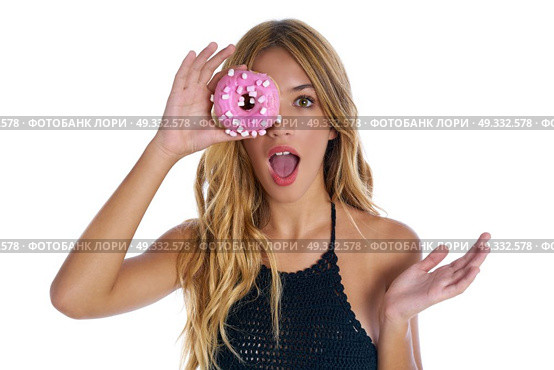 Teen girl holding donuts on her eyes as goggles at white background. Стоковое фото, агентство Ingram Publishing / Фотобанк Лори