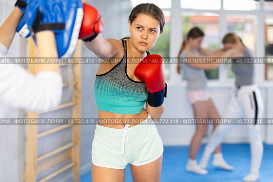 Teen girl in punch mitts boxing. Стоковое фото, фотограф Яков Филимонов / Фотобанк Лори
