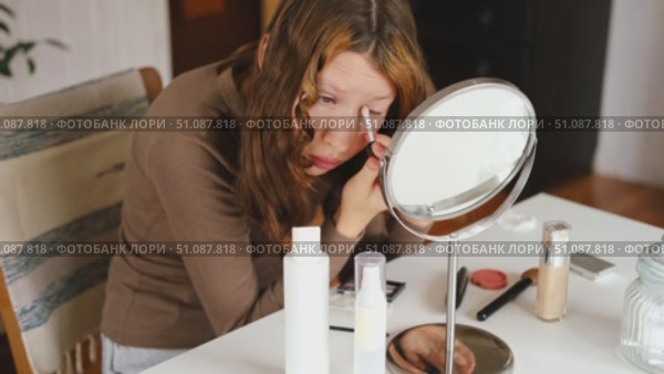 Teen Girl putting on makeup looking at mirror. Beautiful Teenager caring her face. 14 years old female applied cosmetics. Natural beauty concept. Skin care, make-up. Daily make up. Beautiful Teenage. Стоковое видео, видеограф Марина Демидюк / Фотобанк Лори
