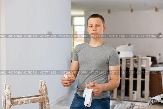 Teenage boy holding bunch of earned money for part-time work. Стоковое фото, фотограф Яков Филимонов / Фотобанк Лори