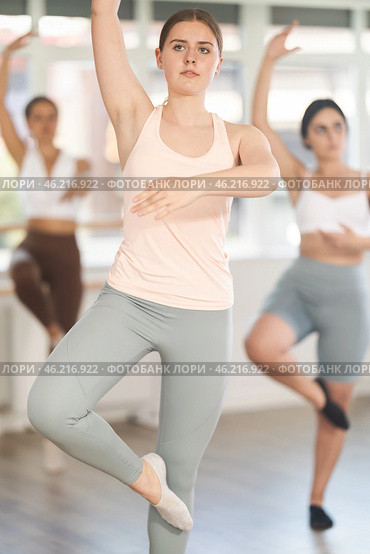 Teenage girl participating in beginner group ballet class. Стоковое фото, фотограф Яков Филимонов / Фотобанк Лори