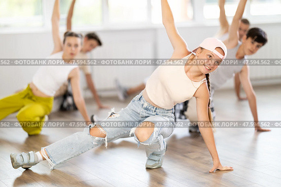 Teenage girl practicing hip-hop floor-works in training hall. Стоковое фото, фотограф Яков Филимонов / Фотобанк Лори