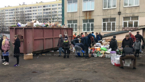 Teenage school children and parents bring wastepaper on school yard. Scrap paper collecting is in primary Russian school (2019 год). Редакционное видео, видеограф Кекяляйнен Андрей / Фотобанк Лори