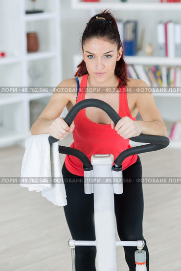 teenager girl exercising on stepper trainer. Стоковое фото, агентство Ingram Publishing / Фотобанк Лори