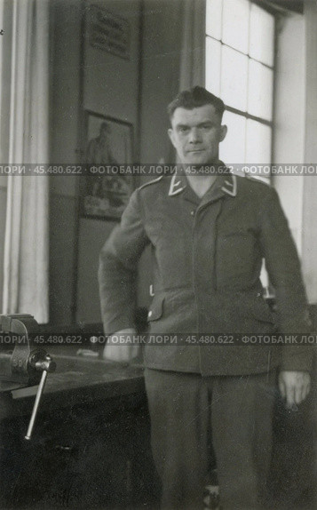 Техник люфтваффе у станка со струбциной, Вторая мировая война. Стоковое фото, фотограф WWII / Фотобанк Лори