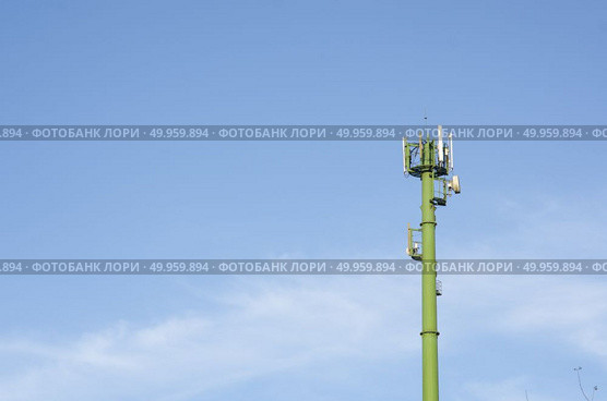 Telecommunication Radio Antenna and Satelite Tower with blue sky. Стоковое фото, агентство Ingram Publishing / Фотобанк Лори