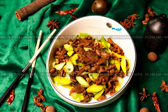 Tender Beef Stir-Fry Amidst Rich Spices on a Emerald Silk. Стоковое фото, фотограф Aleksandr Golubev / Фотобанк Лори