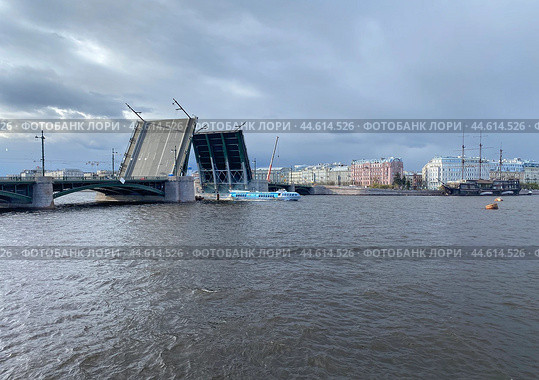 Теплоход "Метеор" проходит по Малой Неве во время развода Биржевого моста, Санкт-Петербург (2023 год). Редакционное фото, фотограф Мария Кылосова / Фотобанк Лори