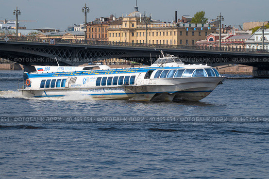 Теплоход на подводных крыльях "Метеор 190" крупным планом у Благовещенского моста майским днем. Санкт-Петербург (2023 год). Редакционное фото, фотограф Виктор Карасев / Фотобанк Лори
