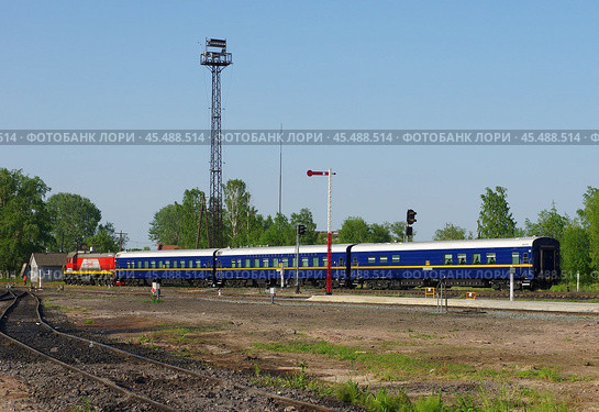 Тепловоз ТЭМ18ДМ-1135 с вагонами от ретро-поезда "Рускеальский экспресс", станция Сортавала, Карелия (2019 год). Редакционное фото, фотограф Алексей Иванов / Фотобанк Лори