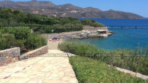 Террасные пляж и Средиземное море, Агиос Николаос, Крит (2012 год). Стоковое видео, видеограф Ростислав Агеев / Фотобанк Лори