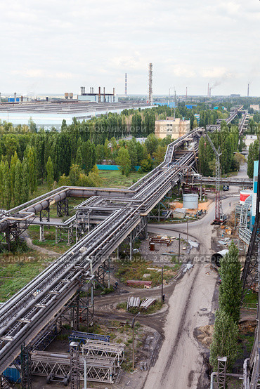 Территория завода с эстакадой трубопроводов. Стоковое фото, фотограф Кекяляйнен Андрей / Фотобанк Лори
