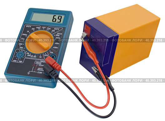 Тестирование аккумуляторной батареи цифровым мультиметром. Testing an acid rechargeable battery with a measuring instrument. Стоковое фото, фотограф Татьяна Д / Фотобанк Лори
