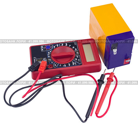 Тестирование аккумуляторной батареи цифровым мультиметром. Testing an acid rechargeable battery with a measuring instrument. Стоковое фото, фотограф Татьяна Д / Фотобанк Лори