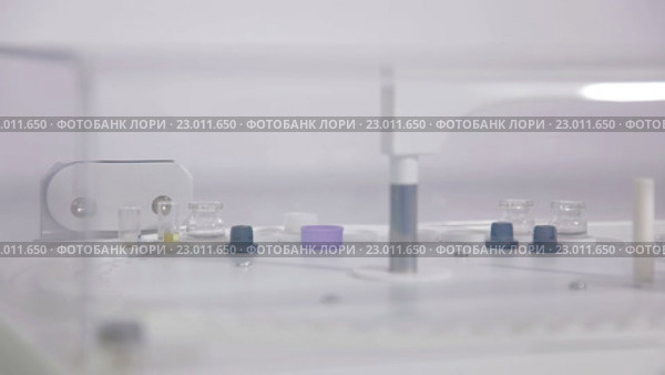 Тестирование образцов крови в роботизированной машине. Стоковое видео, видеограф Илья Насакин / Фотобанк Лори