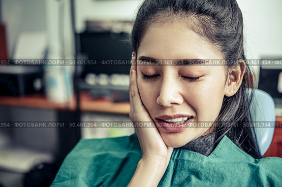 That woman had a toothache and a hand touch her cheek. Стоковое фото, агентство Ingram Publishing / Фотобанк Лори