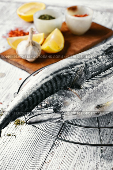 Thawed fresh fish mackerel with spices and marinade with lemon. Carcasses frozen mackerel. Стоковое фото, агентство Ingram Publishing / Фотобанк Лори