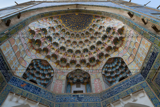 The Abdulaziz-Khan Madrasah in Bukhara (2022 год). Стоковое фото, фотограф Юлия Белоусова / Фотобанк Лори