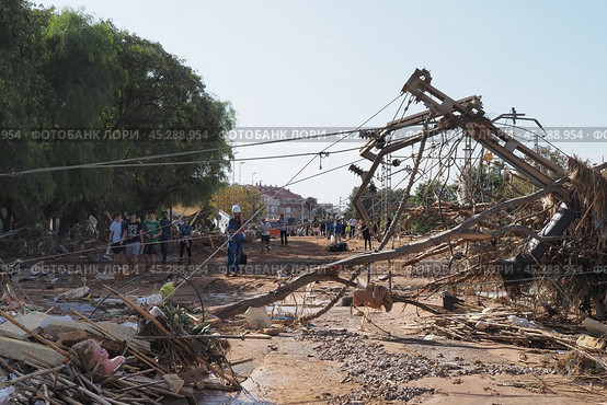 The aftermath of hurricane Dana in Valencia, Spain - Devastating consequences of flooding in Valencia, fallen power lines and debris. Стоковое фото, фотограф Данил Руденко / Фотобанк Лори