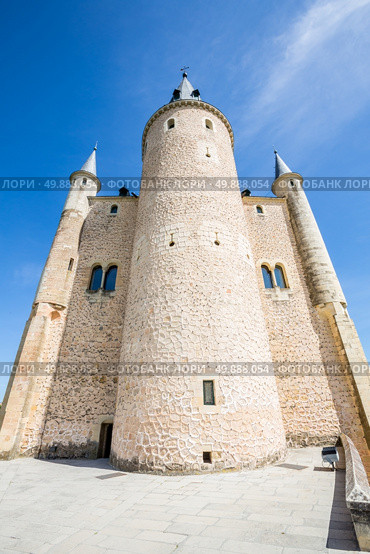 The Alcazar of Segovia is a stone fortification, located in the old city of Segovia, Spain. Стоковое фото, агентство Ingram Publishing / Фотобанк Лори