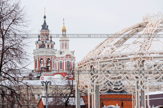 The bell tower of the Zaikonospassky Monastery on Nikolskaya Street (2023 год). Редакционное фото, фотограф Photojuli / Фотобанк Лори