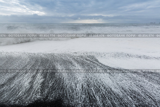 The black sand beach of Reynisfjara Dyrholaey promontory in the southern coast of Iceland. Стоковое фото, агентство Ingram Publishing / Фотобанк Лори