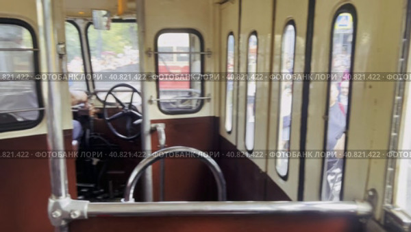 The car driver controls the retro tram car in motion. View from the tram cabin. (2023 год). Редакционное видео, видеограф Ярославский Максим / Фотобанк Лори