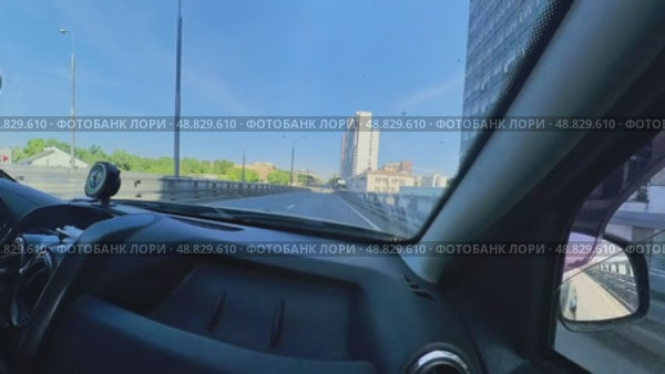 The car leaves the expressway onto a city street. View from the front passenger seat. Russia. Moscow. 25.05.25. Стоковое видео, видеограф Ярославский Максим / Фотобанк Лори