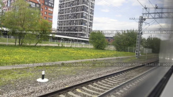 The city train travels along the central ring in Moscow in the area of the new residential complex "ZIL". Moscow city transport. Russia. Moscow. 14.05.2013. Стоковое видео, видеограф Ярославский Максим / Фотобанк Лори