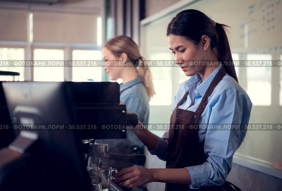 The coffee shop business brings joy, fun, and pride to young people who desire to manage their own business. Стоковое фото, агентство Ingram Publishing / Фотобанк Лори