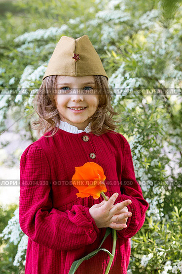 The concept of the May 9th holiday. Portrait of a beautiful girl in a military cap with a tulip flower. Celebration of Victory Day 1941-1945. Стоковое фото, фотограф Photojuli / Фотобанк Лори
