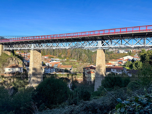 The Corgo river metallic road bridge was opened in May 1904 and joins the banks of the city of Vila Real. Стоковое фото, агентство Ingram Publishing / Фотобанк Лори